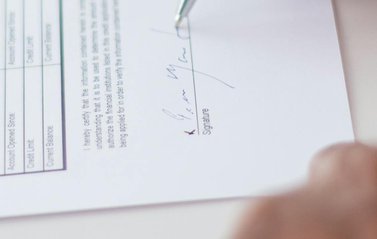 Ktoś wypełniający formularz