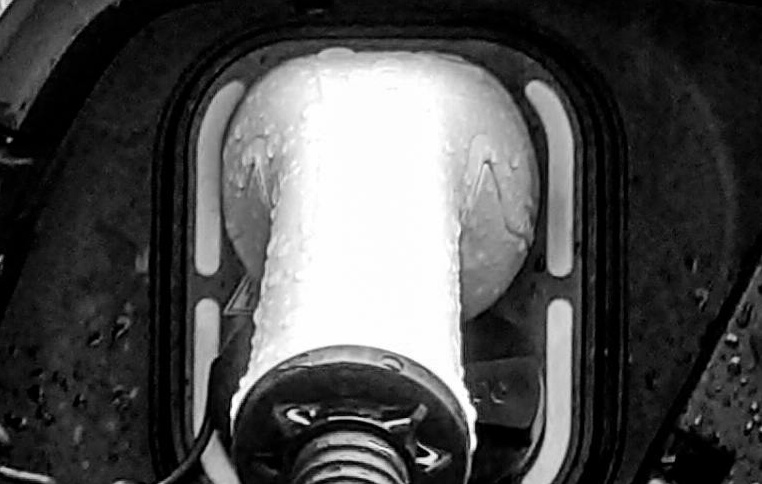 Wtyczka podłączona do auta elektrycznego