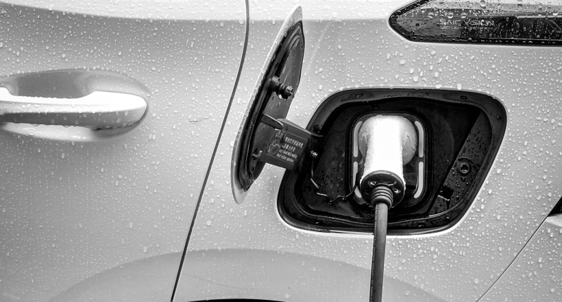 Wtyczka podłączona do auta elektrycznego