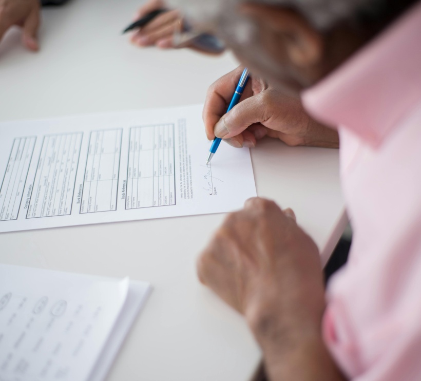 Ktoś wypełniający formularz