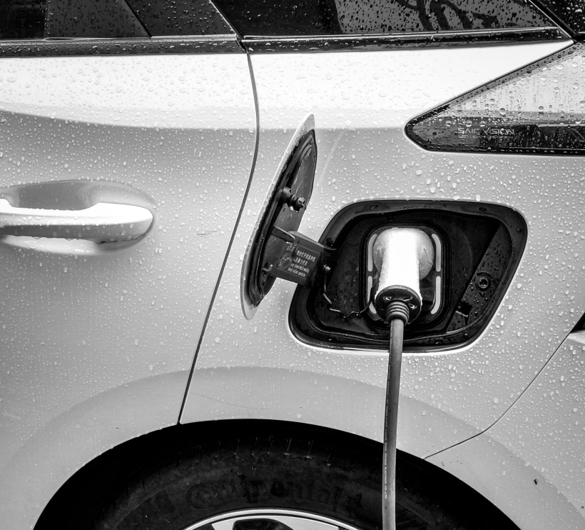 Wtyczka podłączona do auta elektrycznego