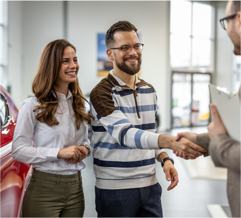 kobieta i mężczyzna podają rękę po podpisaniu umowy
