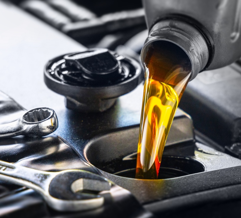 Wylewanie oleju silnikowego do pojazdów silnikowych z szarej butelki do silnika