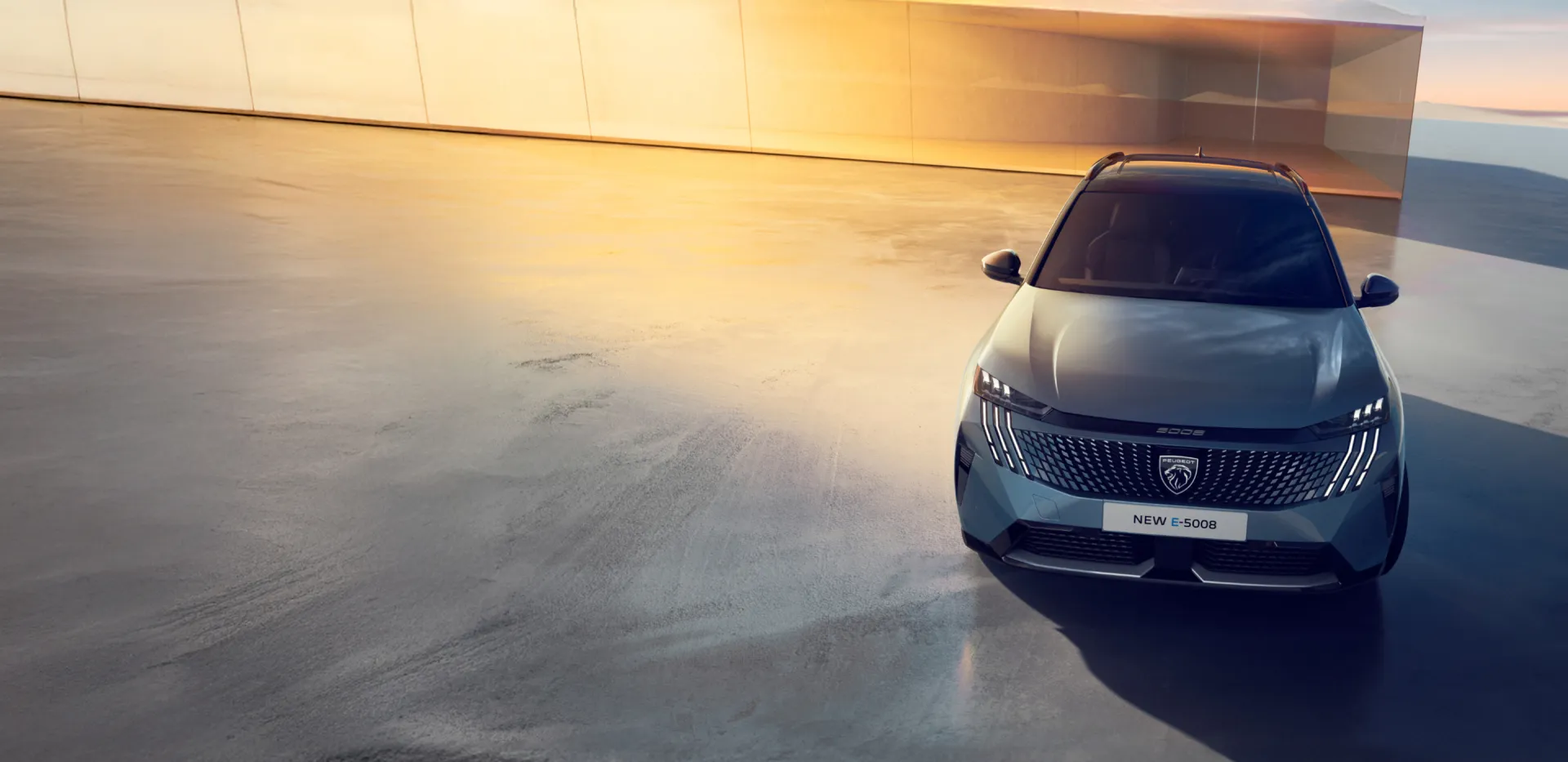 Peugeot E-5008 na tle błyszczącej płyty betonowej, w tle wyrenderowany komputerowo przeszklony budynek