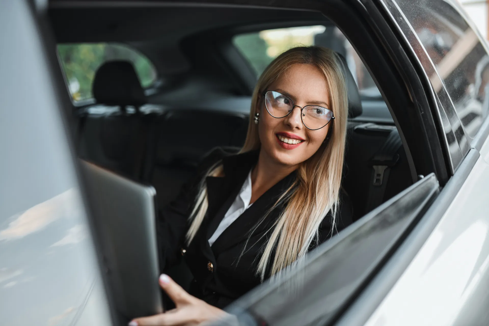 Uśmiechnięta bizneswoman gotowa do wyświetlania referencji podczas podróży