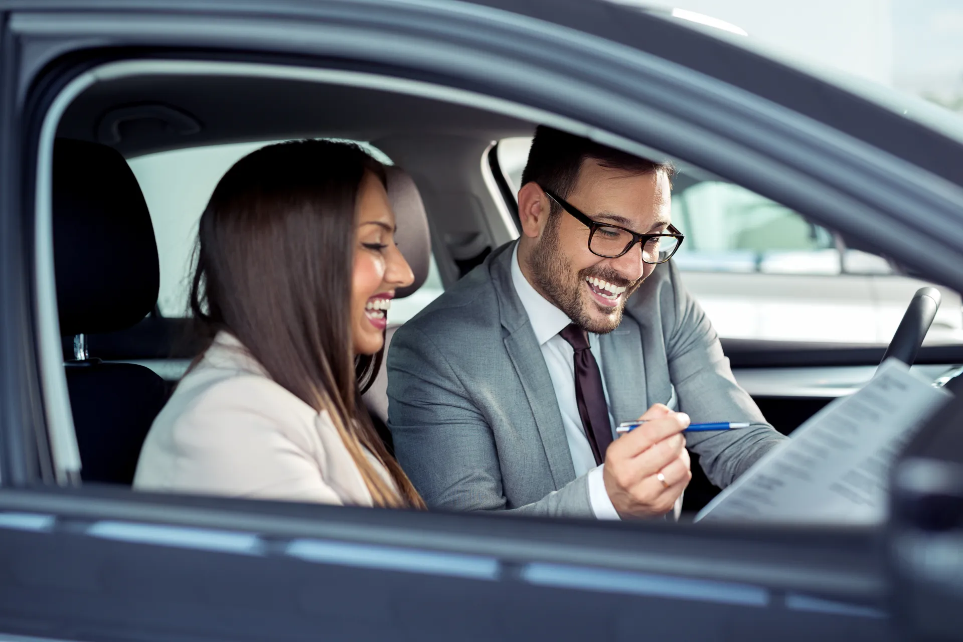 Profesjonalny sprzedawca sprzedający samochody w salonie do kupującego